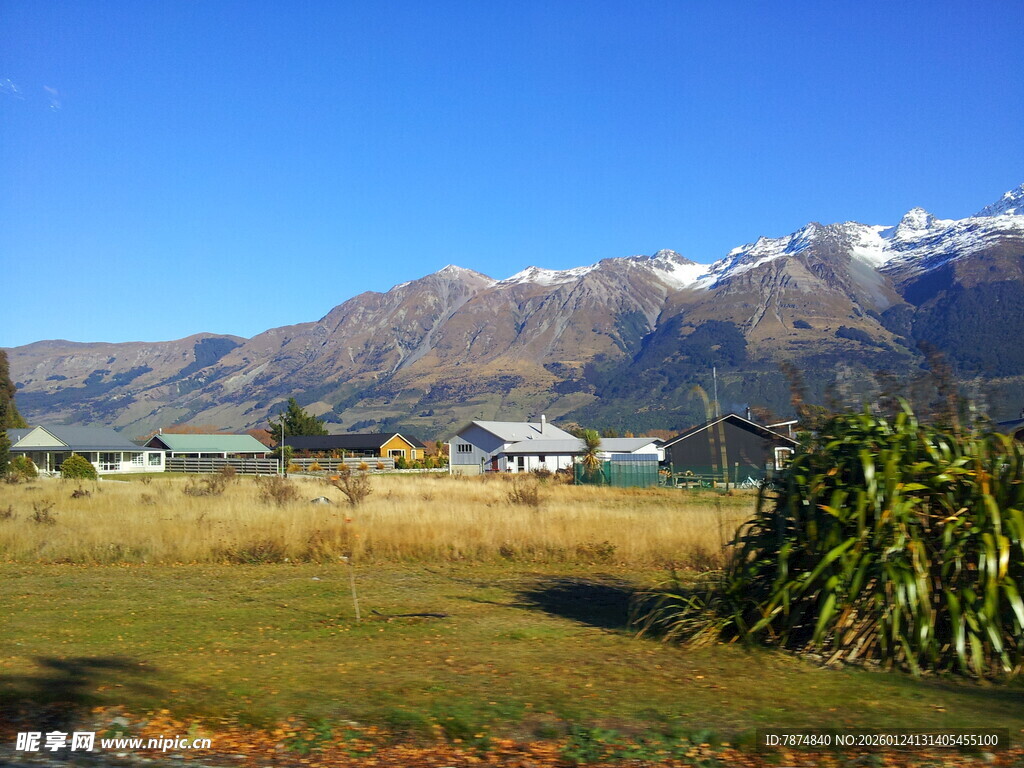 雪山下的田园风光