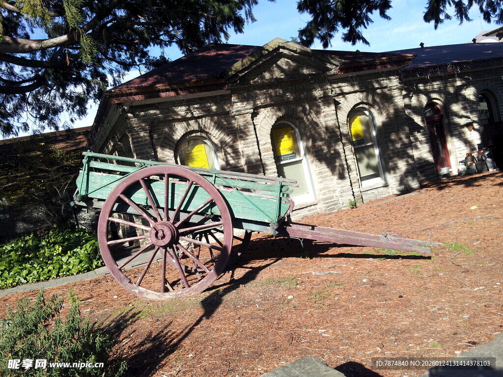 古老庭院中的复古木质马车