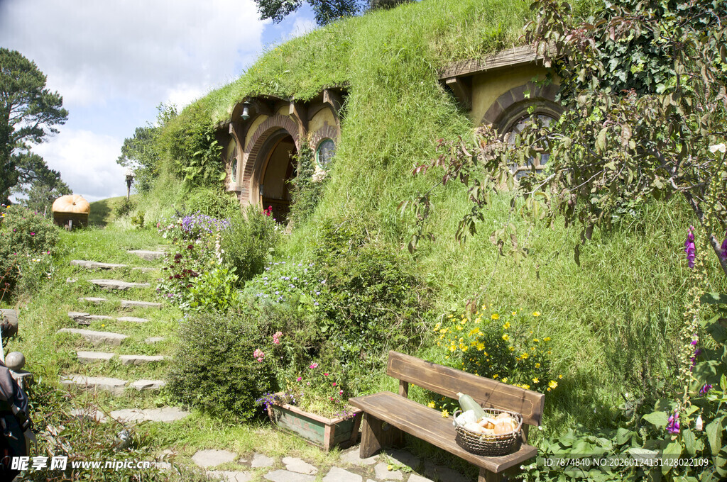 田园风绿植覆盖的洞穴小径