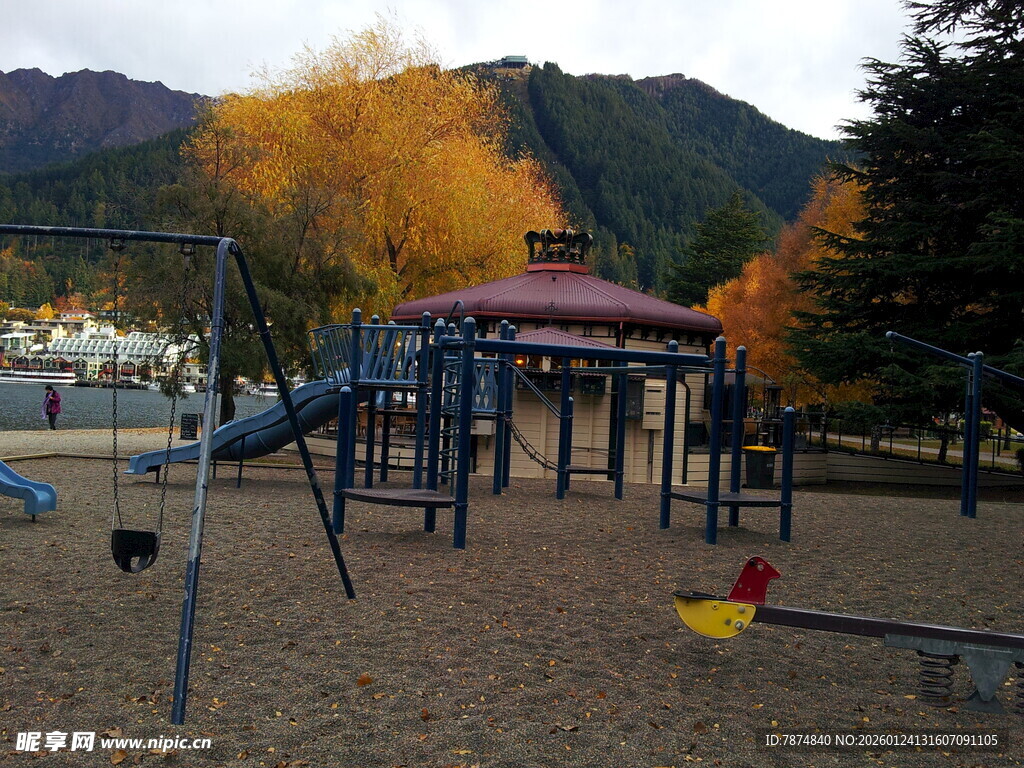 秋日山林旁的儿童游乐场景