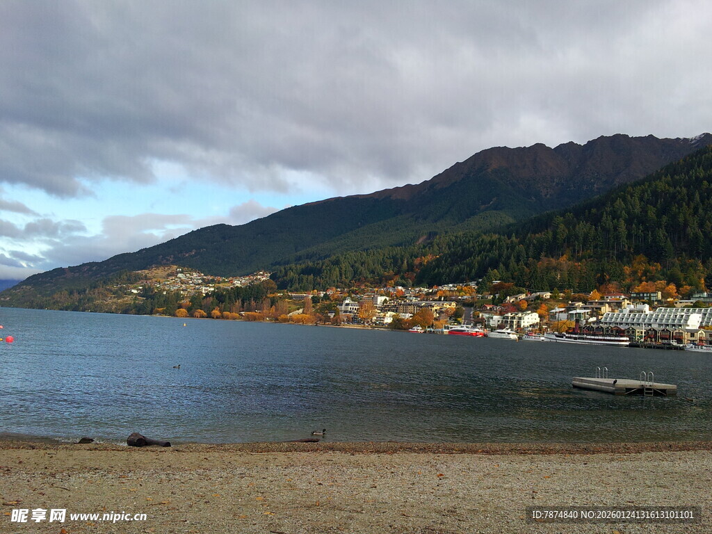 湖畔小镇 山河相依美景