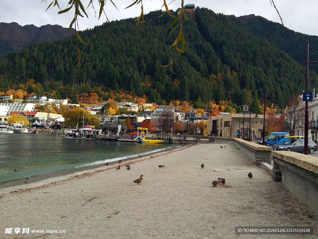 湖畔小镇风光 闲适美景