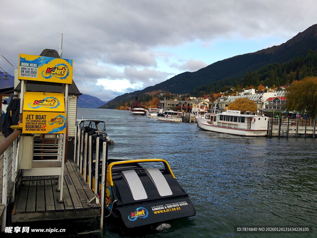 码头边的多彩船只与山水景