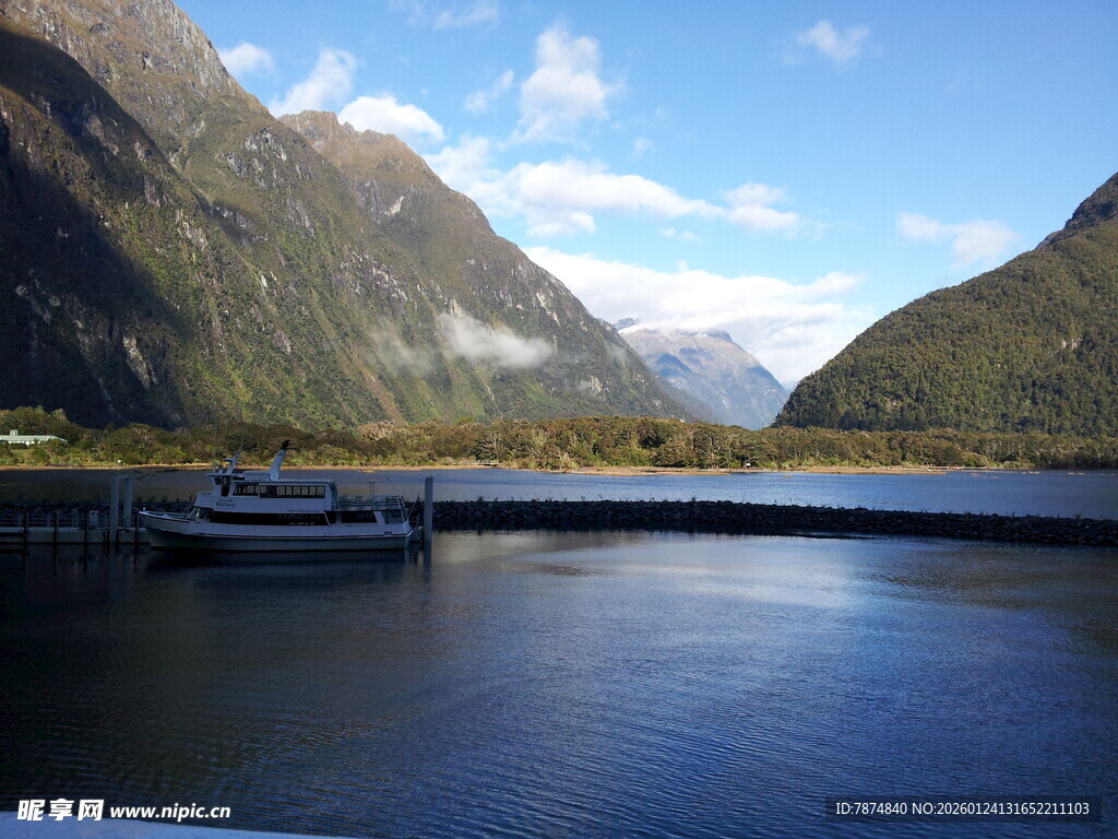 宁静山水间的停泊水域