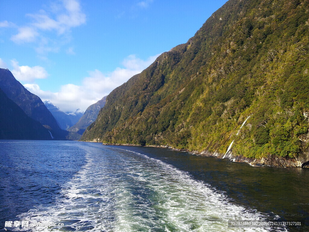 乘船游览壮美峡湾风光