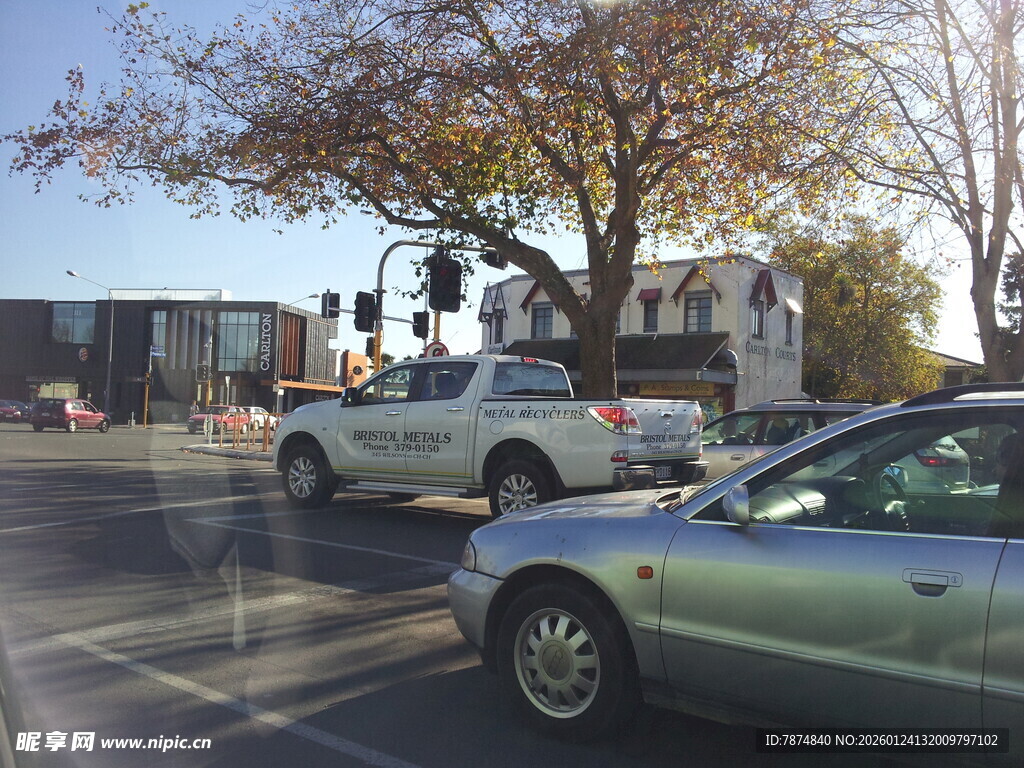城市街道上的行驶车辆