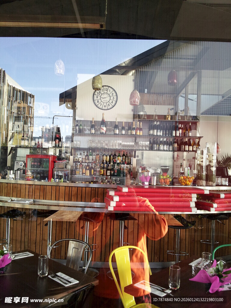 户外休闲场景中的多彩布置