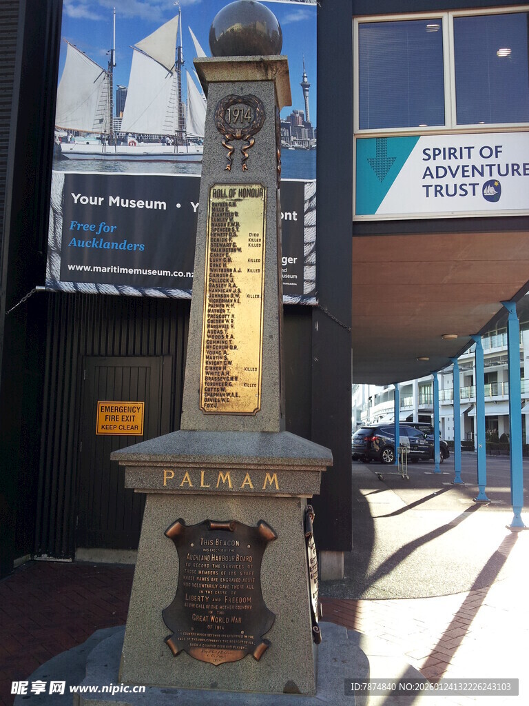 街边古老纪念碑