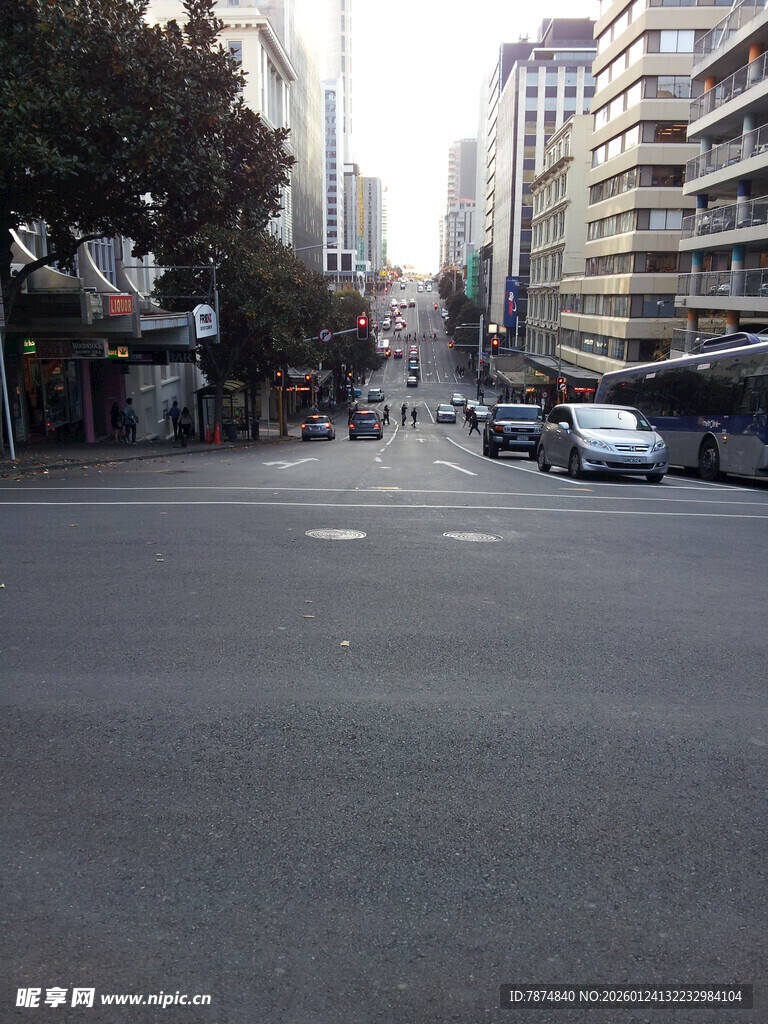 城市街道车辆与建筑景观