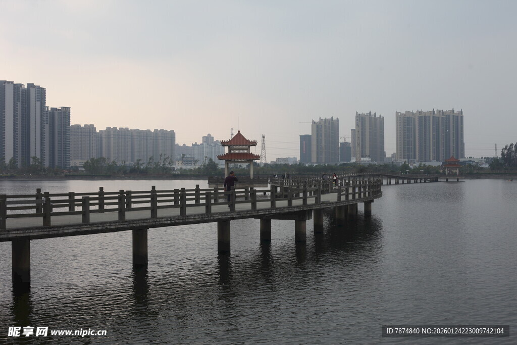 湖畔长桥与城市天际线