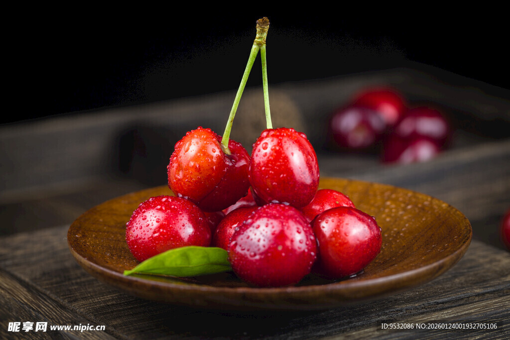 木盘上的新鲜红樱桃