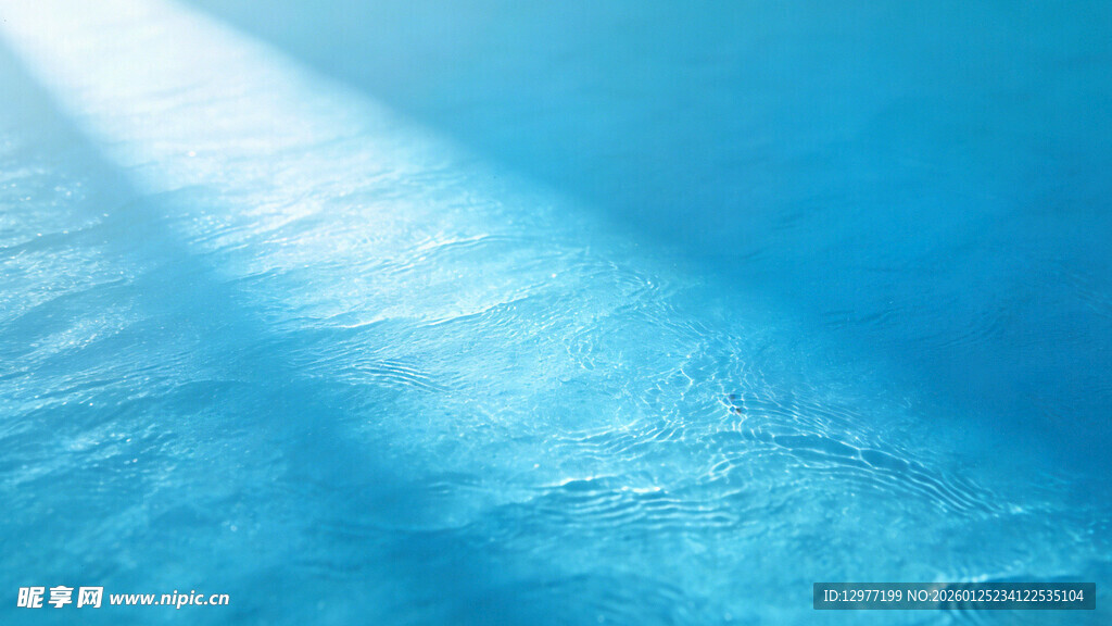 清澈蓝水 光影洒落海面