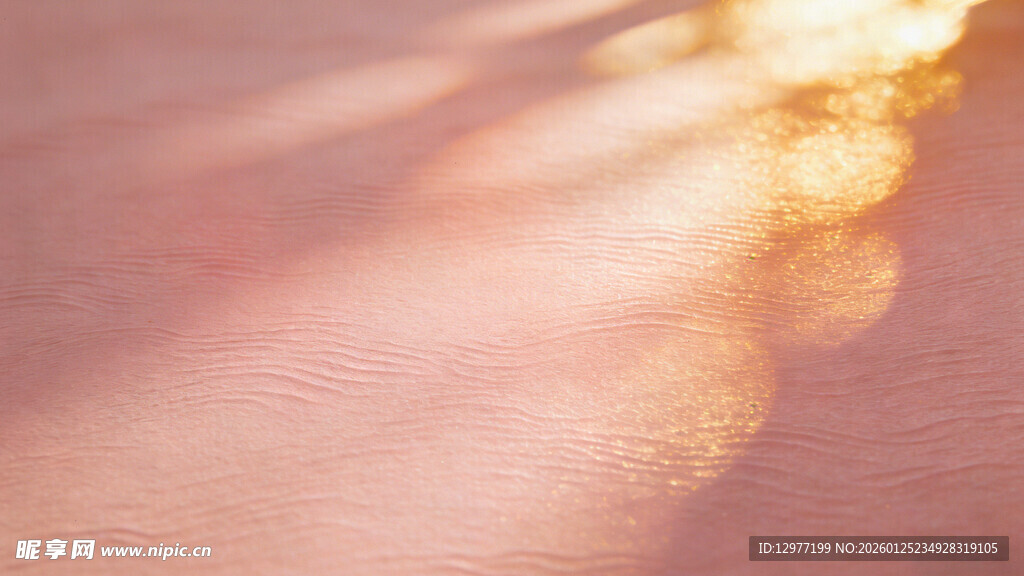 夕阳下沙滩上的光影