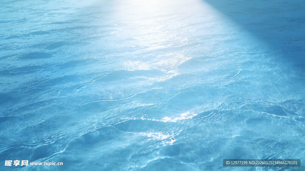 波光粼粼的蓝色海面