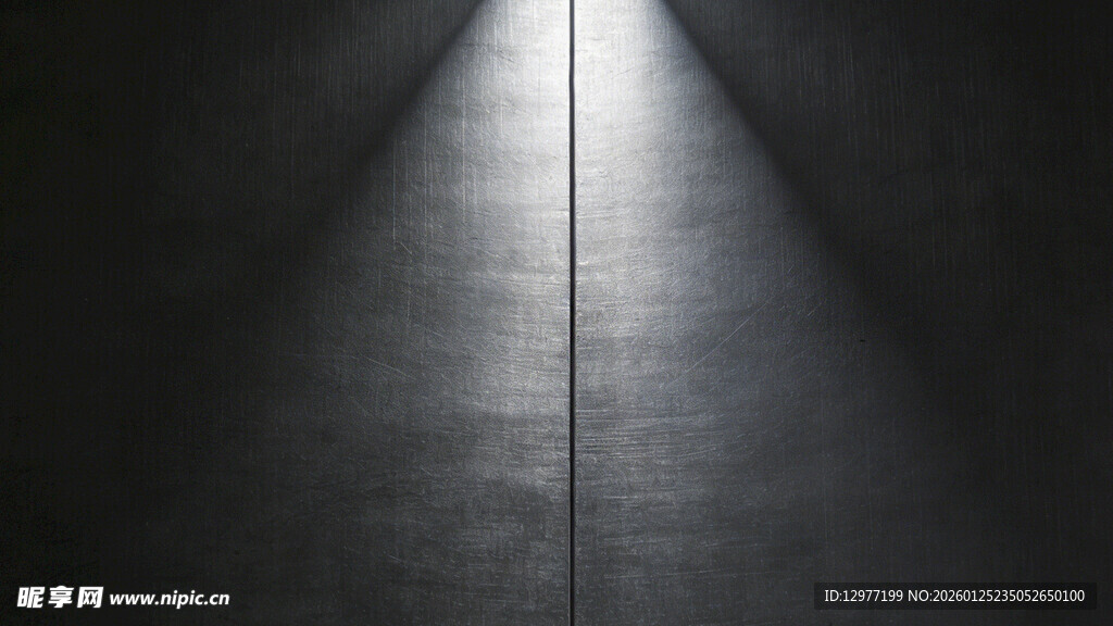 聚光灯下的黑暗墙面