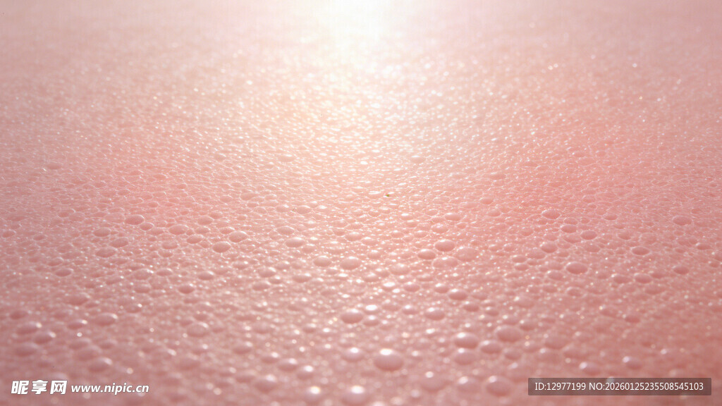 肌肤上的晶莹水珠特写