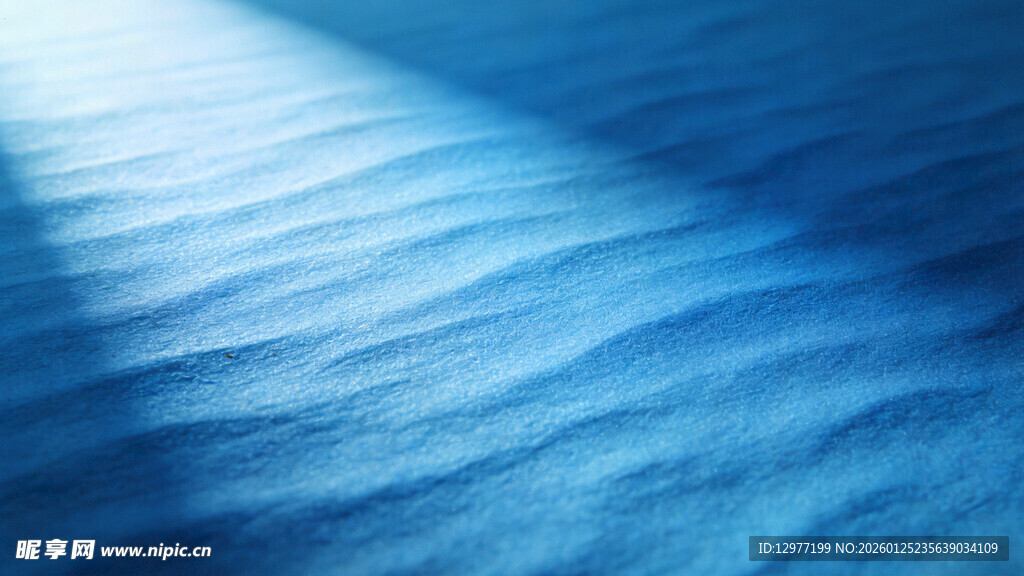 蓝色海面的光影波纹