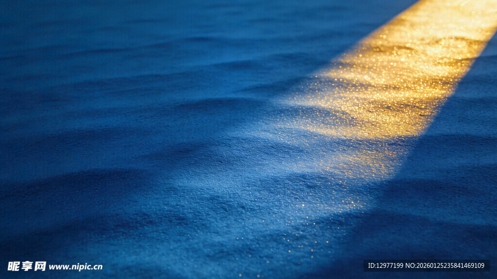 海面金色光影