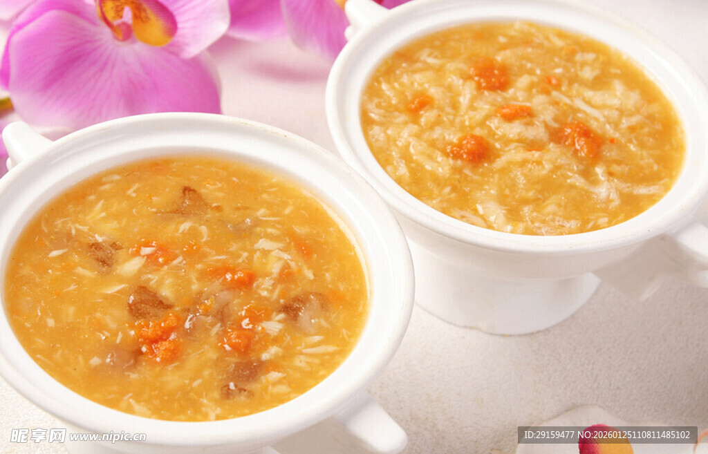 两碗美味营养的蔬菜蛋花汤