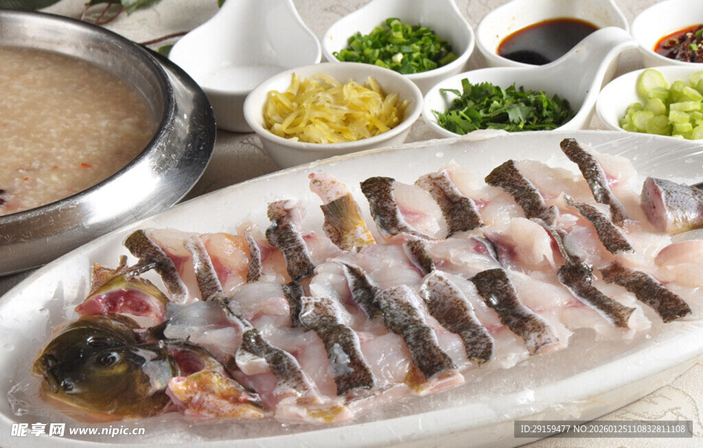 鲜鱼摆盘配多样调料