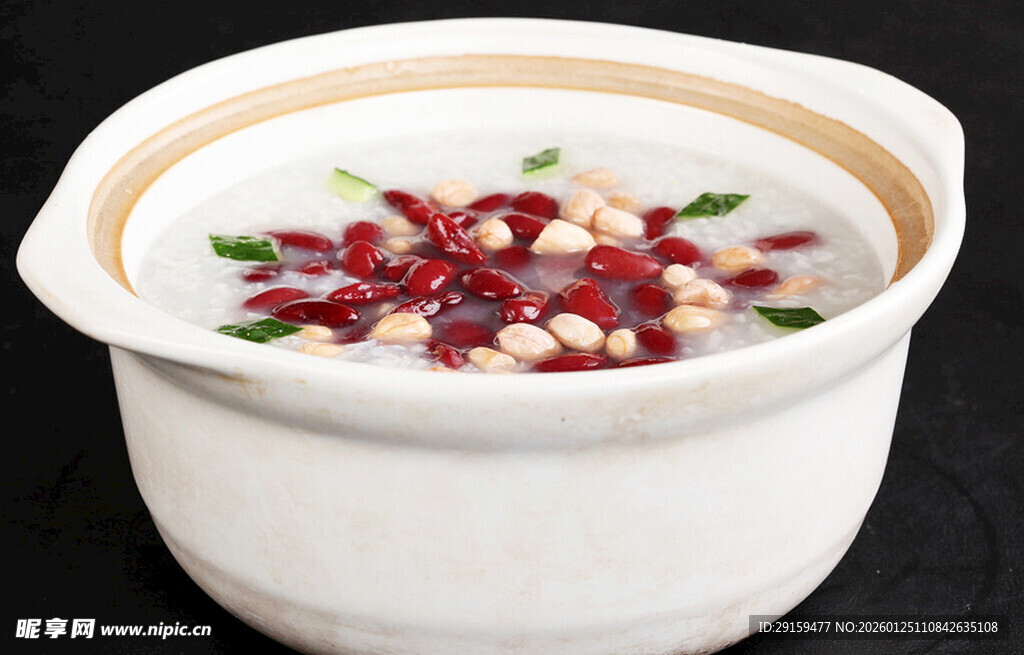 白瓷碗中盛放红色花茶