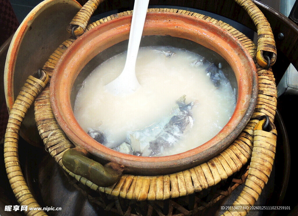 陶壶中倾倒的白色液体