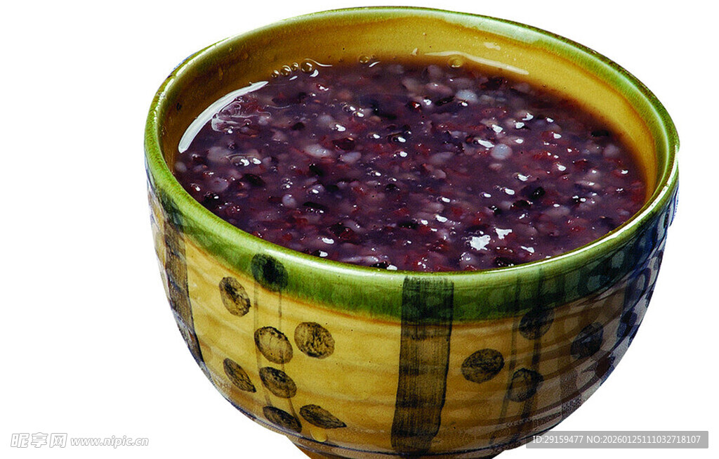 紫米粥盛于精美陶瓷碗中