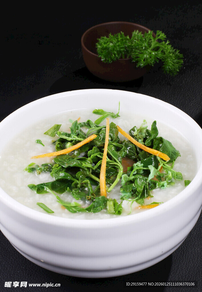 青菜丝点缀的美味大米粥
