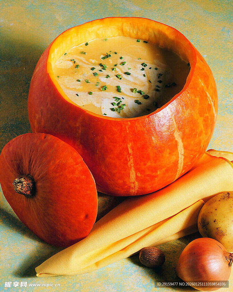 南瓜碗盛美味蔬菜浓汤