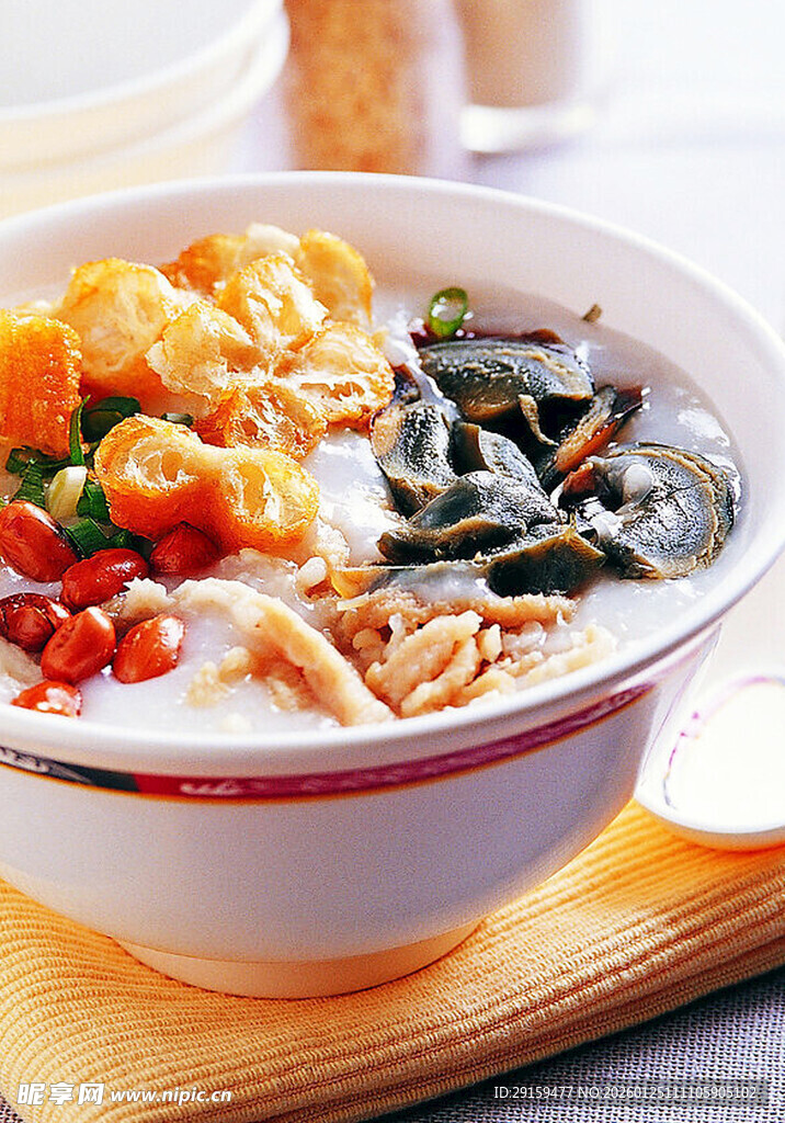 美味营养的多彩食材汤面