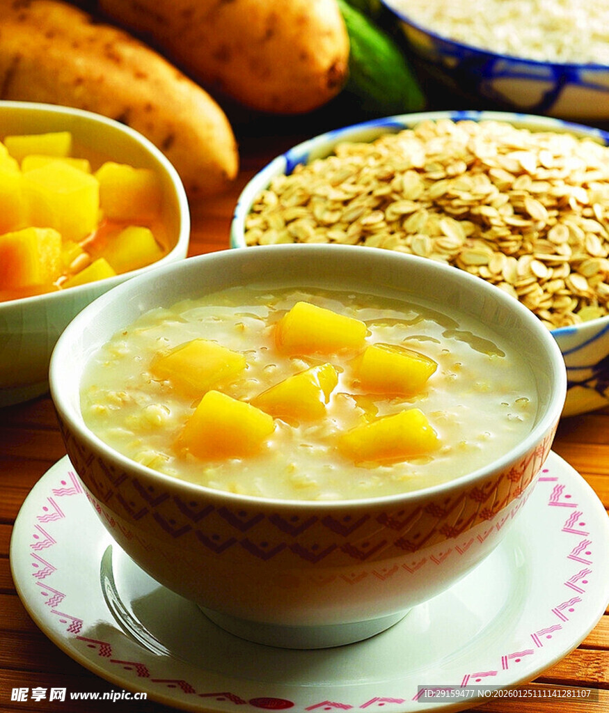 美味燕麦粥搭配多样食材