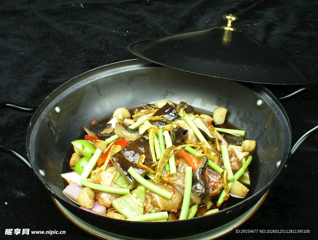 锅中美味蔬菜炒制