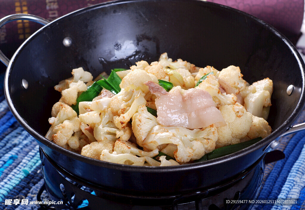 锅中美味鸡肉烹饪中