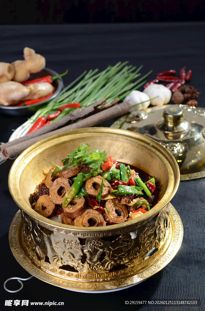 精美铜锅炖菜