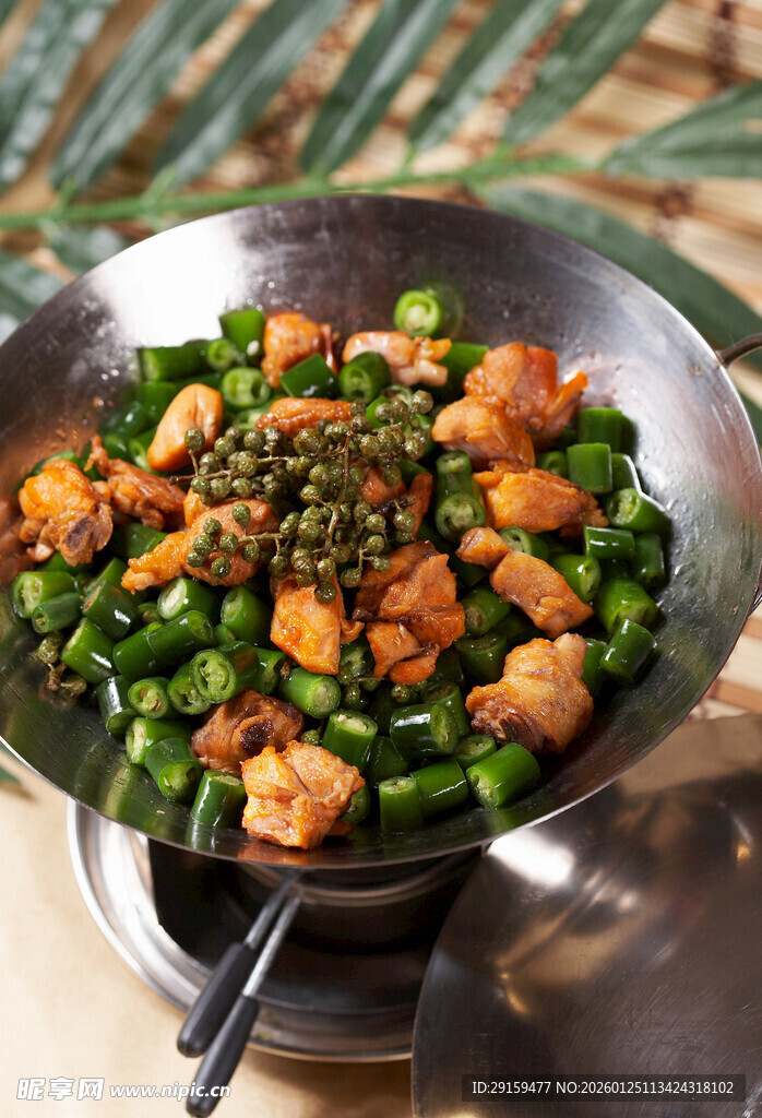 锅中美味鸡丁炒豌豆