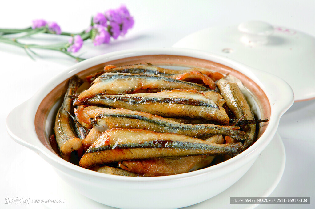 白瓷碗中的美味小鱼干