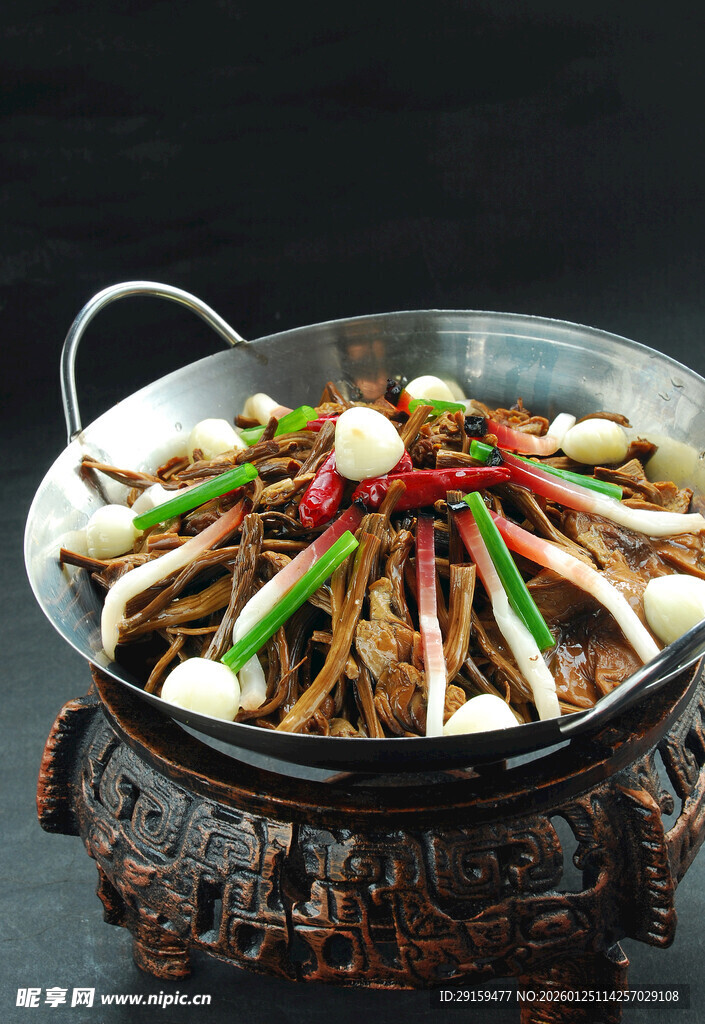 美味干锅食材丰富诱人