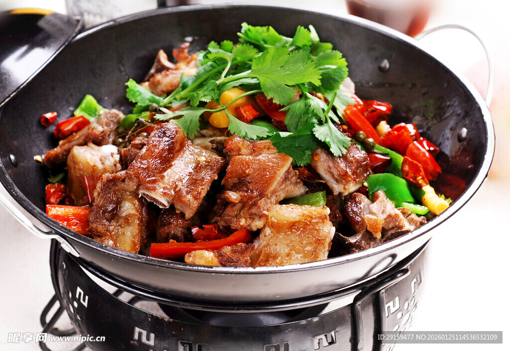 锅中美味排骨蔬菜大杂烩