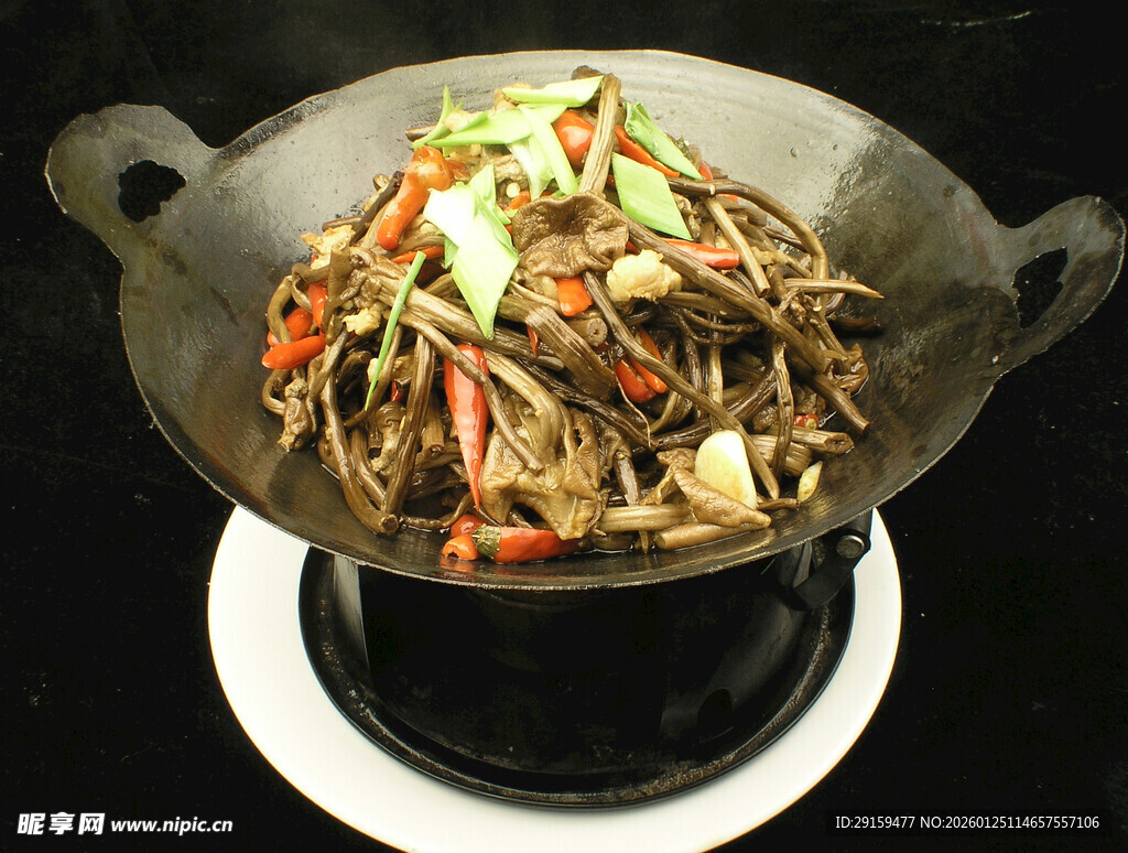 美味干锅食材丰富诱人