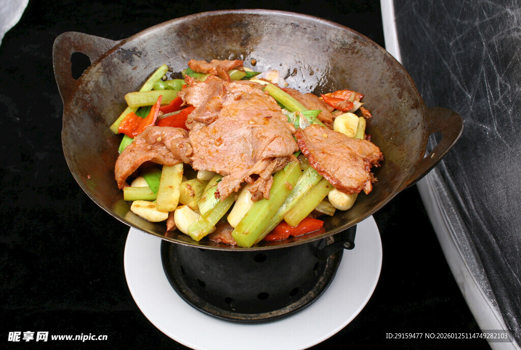 锅中美味蔬菜炒肉片