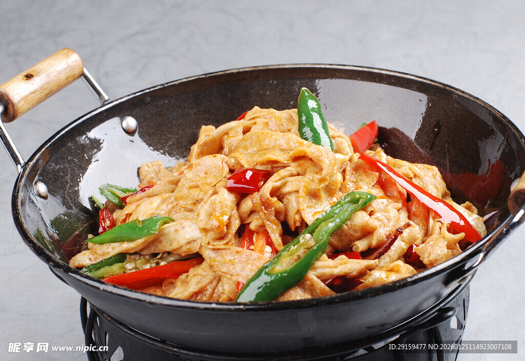 辣椒炒肉在锅中翻炒