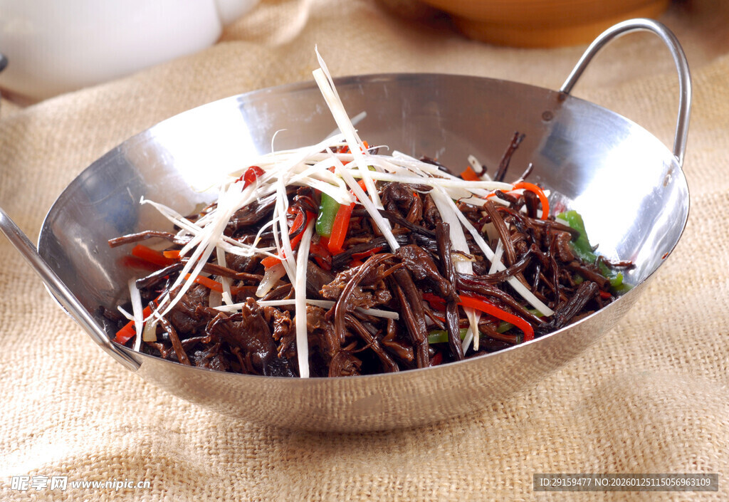 银碗装的美味黑米豆芽菜