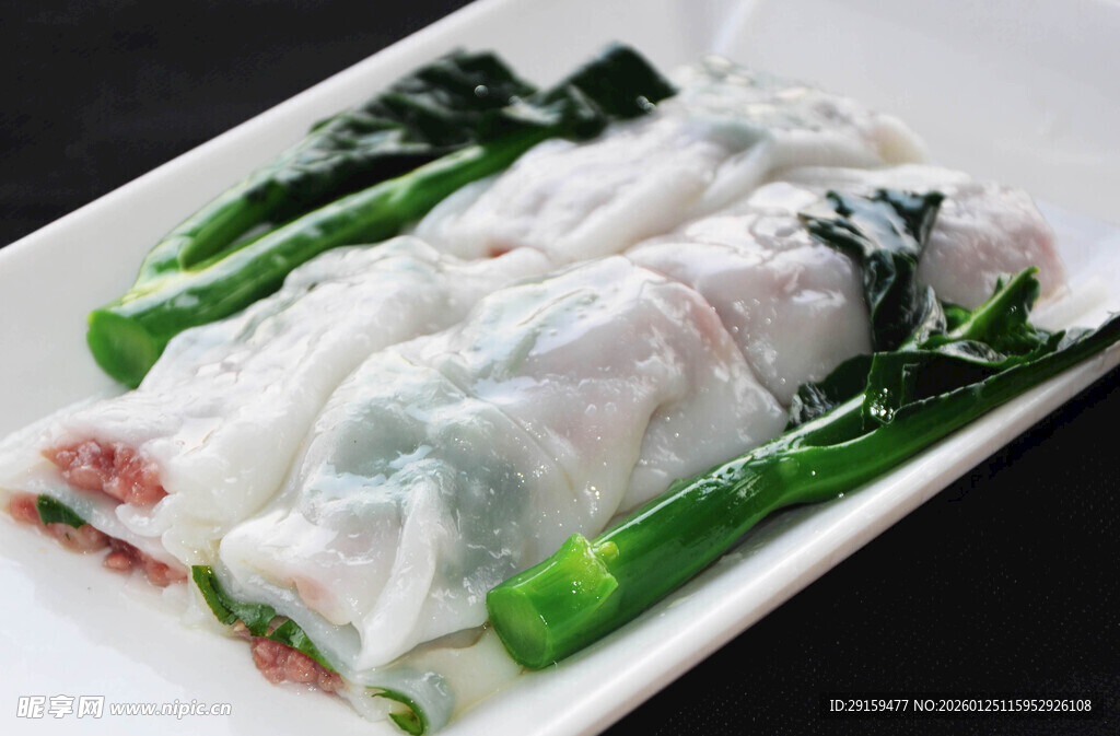 美味越南春卷配绿色蔬菜