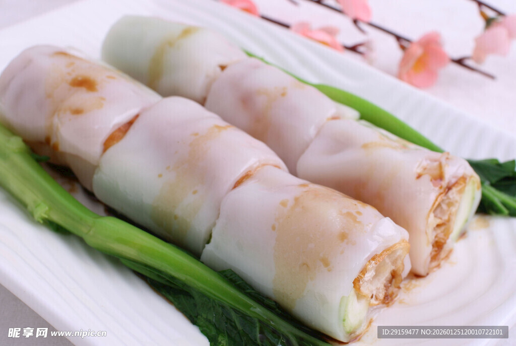 美味肠粉摆放在盘中