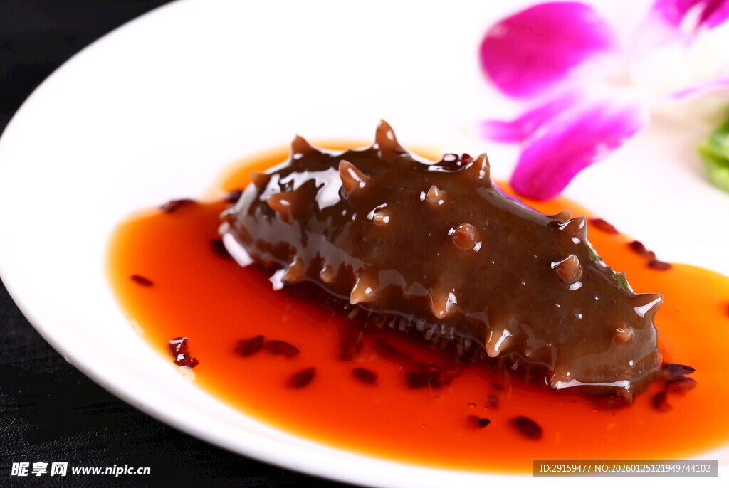 红烧海参摆于精致盘中