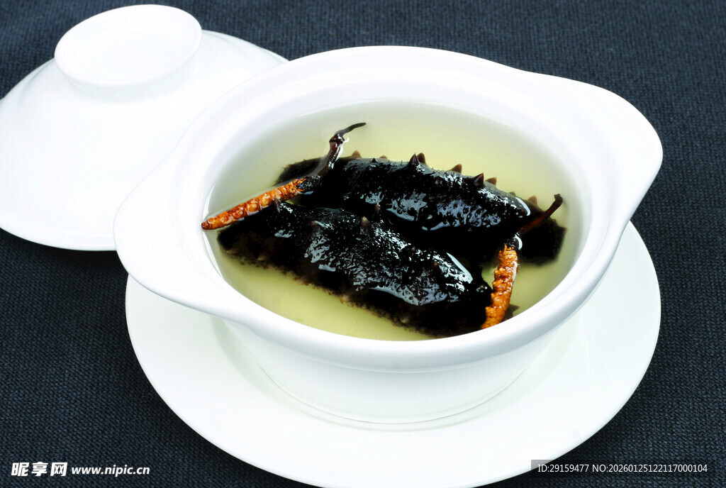 白瓷碗中的滋补海参汤