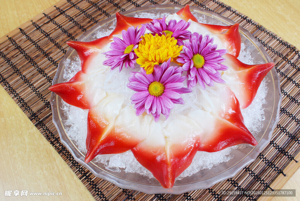 花朵装饰的美味水果蛋糕