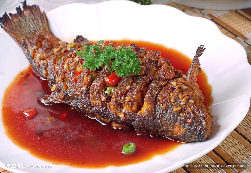 红烧鱼摆盘中的美味佳肴