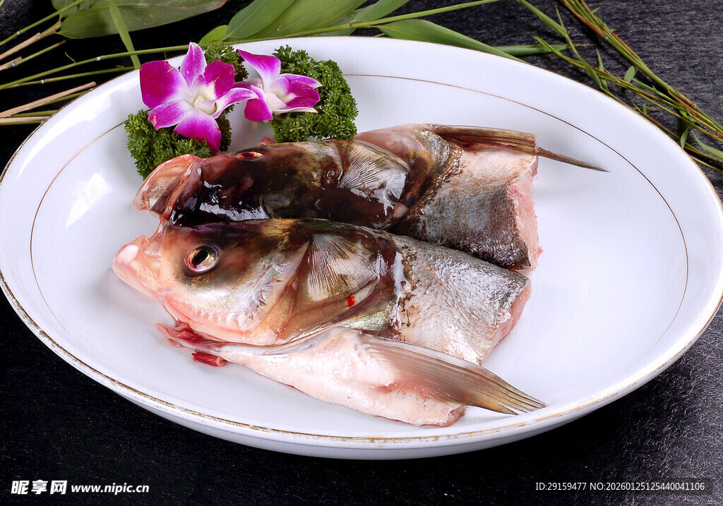 新鲜鱼头摆盘