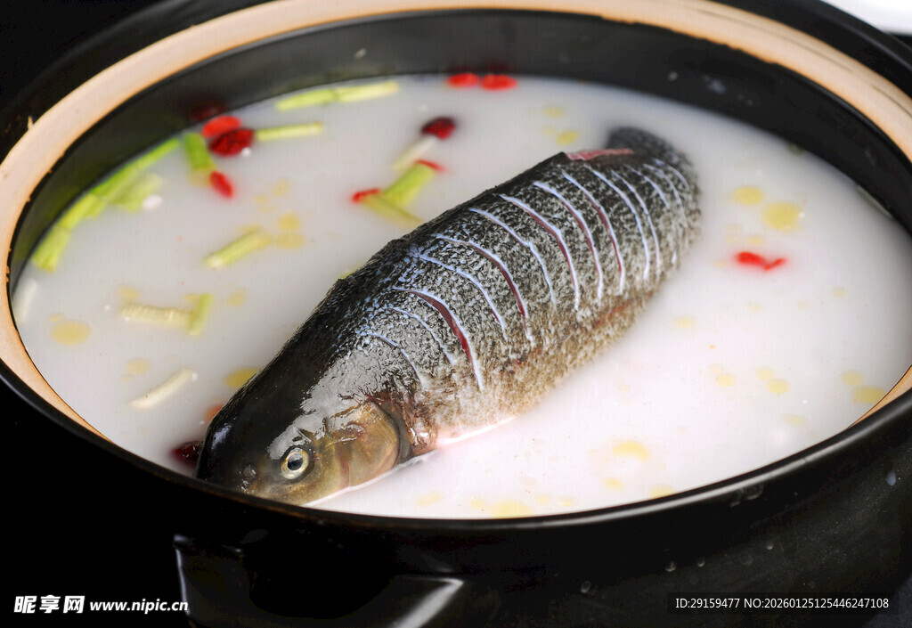 奶白色鱼汤中的鲜鱼
